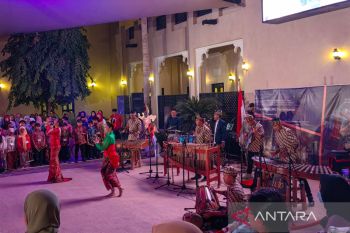 Alunan angklung mengajak kerumunan di Qatar bergoyang