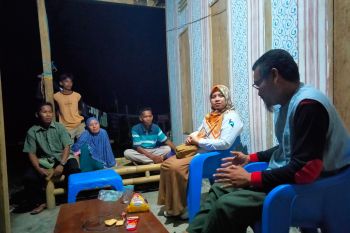 PLN salurkan paket sembako untuk warga terdampak banjir di Majene Sulbar