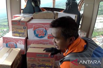 Kapolda Jabar pimpin penyaluran bantuan untuk penyintas gempa melalui helikopter di Cianjur