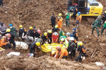 Tim SAR gabungan evakuasi jasad ayah sedang memeluk putrinya di lokasi gempa Cianjur