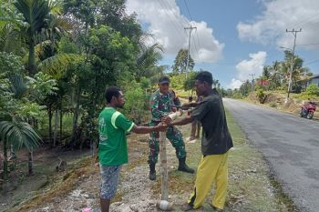 Koramil Biak Barat bantu warga buat pagar jalan