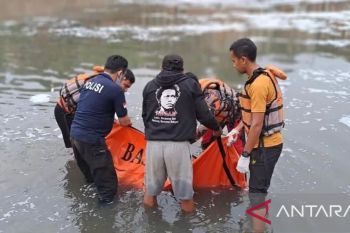 Petugas gabungan temukan bocah hanyut di Kanal Banjir Timur dalam kondisi meninggal
