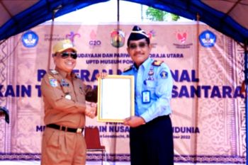 Kemenkumhan Sulsel serahkan 15 sertifikat KIK kain tenunan di Toraja