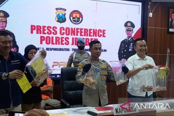 Polres Jember tangkap perampok toko perhiasan emas "Murni"