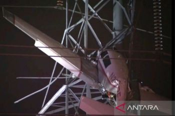 Pesawat kecil tabrak jaringan kabel listrik tegangan tinggi dekat Washington