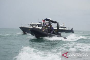 Tim SAR gabungan Bangka Belitung kerahkan puluhan kapal cari Helikopter Polri jatuh