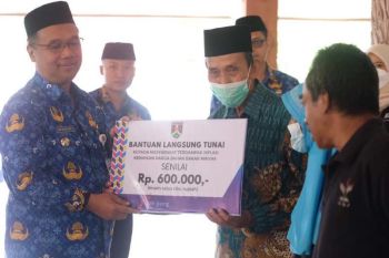 Bupati Pesisir Selatan serahkan BLT APBD ke 255 warga kurang mampu