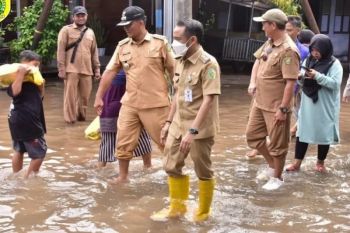 Wali Kota Palangka Raya salurkan bantuan untuk warga daerah pinggiran