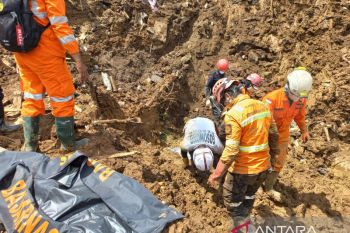 Tim SAR evakuasi dua jenazah korban gempa Cianjur dari dalam tanah setebal 7 meter