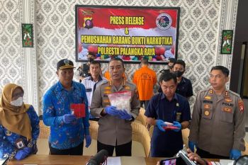 Polresta Palangka Raya musnahkan 1 kilogram lebih sabu milik dua tersangka