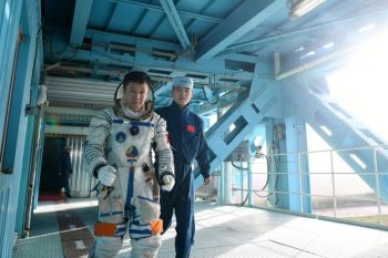 Taikonaut Deng Qingming siap ke luar angkasa setelah menanti selama 24 tahun