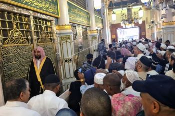 Ziarah Ke Makam Nabi Muhammad Dan Dua Sahabatnya