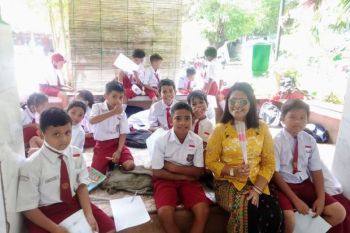 Siswa SD Negeri Bertingkat Naikoten memberikan bunga untuk para guru