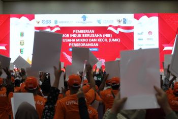 Kementerian Investasi menyerahkan NIB bagi UKM Lampung