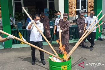 Kejari Metro musnahkan barang bukti kasus tindak pidana