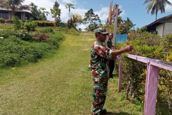 Koramil Biak Barat bersama warga lakukan pengecatan pagar gereja