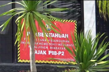 Bandarlampung pasang stiker pemberitahuan pada penunggak pajak