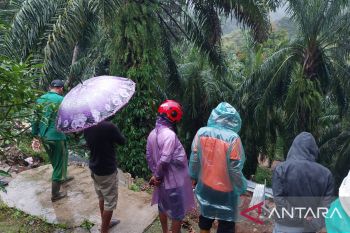 Banjir landa daerah Limpato Kajai Pasbar, satu unit rumah ambruk