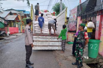 Polisi mengawal penyaluran pupuk subsidi di Kota Bima