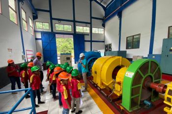 PLN edukasi pelajar tentang pemanfaatan EBT di PLTMH Ndungga
