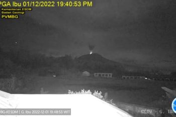 Kamis malam, Gunung Ibu di Maluku Utara lontarkan abu setinggi 800 meter