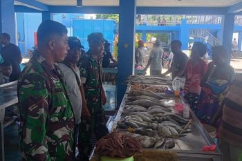 Koramil Biak Timur lakukan pemantauan harga ikan jelang Natal