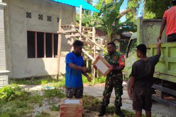 Posramil 1708-01/BT bantu menurunkan bahan bangunan GKI Karmel Bosnik