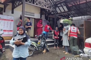Warga Cianjur berhamburan karena gempa M 6,4 di Garut Jawa Barat