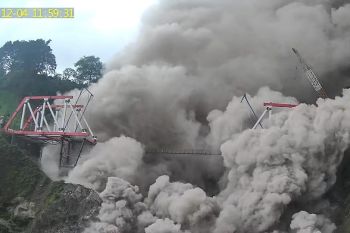 Gunung Semeru di Jatim  mengalami 22 kali letusan setelah statusnya naik jadi Awas
