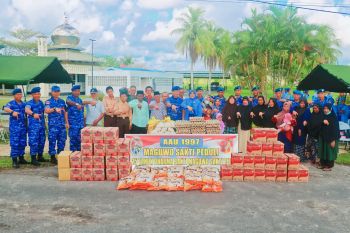 Lanud Raden Sadjad berikan sembako dan pengobatan gratis warga Natuna