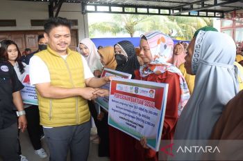 Ribuan masyarakat Kolaka Timur menerima bantuan sosial