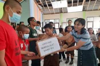 Para siswa SDN Bertingkat Naikoten anjangsana ke panti asuhan