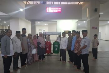 Semen Padang serahkan 20 tong sampah terpilah untuk Masjid Raya Sumbar