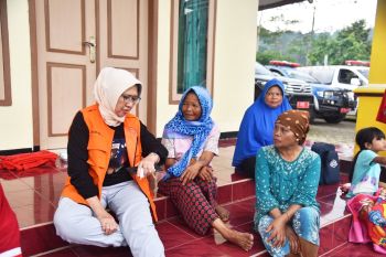 Warga lereng Semeru mengungsi karena luncuran awan panas