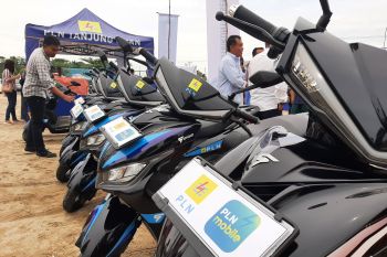 Sepeda motor listrik mulai mengaspal di jalanan Kepri