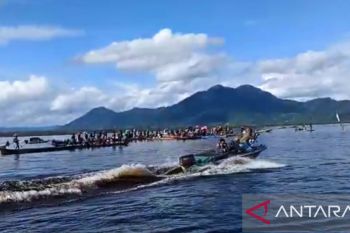 Seni budaya tarik wisatawan saat Festival Danau Sentarum