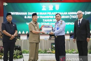 Kepala Kanwil Kemenkumham Riau terima Daftar Isian Pelaksanaan Anggaran (DIPA) Tahun 2023 dari Gubernur Riau