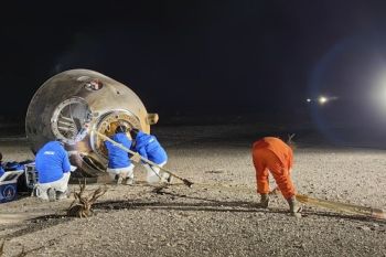Kapsul pesawat antariksa berawak Shenzhou-14 mendarat pulang dengan selamat di China