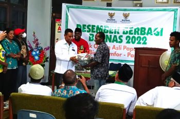 Baznas Biak berbagi bahan kebutuhan pokok ke warga orang asli Papua