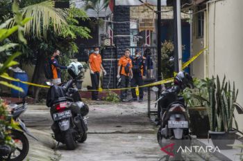 Olah TKP rumah terduga pelaku bom bunuh diri di Bandung