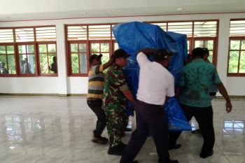 Koramil Supiori Utara bantu warga angkat mimbar Gereja Agave