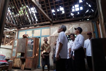 Bupati Bantul mengecek lokasi terdampak puting beliung di Desa Selopamioro