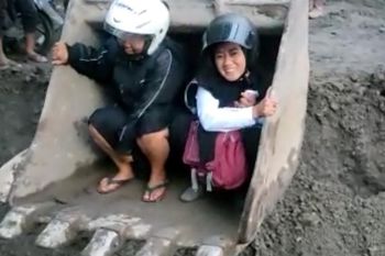 Peserta asal daerah terdampak APG Semeru naik pengeruk eksavator demi tes PPK