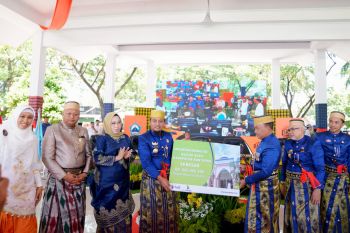 Gubernur Sulsel serahkan Rp800 juta untuk renovasi Masjid Raya Bantaeng