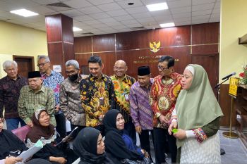 Menkumham menyerahkan paspor WNI "overstay" di Arab Saudi