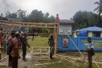 Koramil Biak Kota bersama warga buat Pondok Natal di Gereja