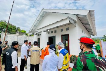Jokowi meninjau rumah contoh tahan gempa di Cianjur