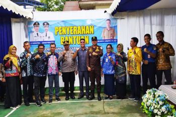 Pemkab Barut serahkan benih pertanian dan ternak untuk tekan inflasi