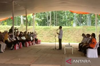 Jokowi ingatkan uang bantuan untuk membangun rumah bukan beli kendaraan