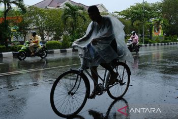 Hujan ringan hingga sedang berpeluang turun di sejumlah kota besar